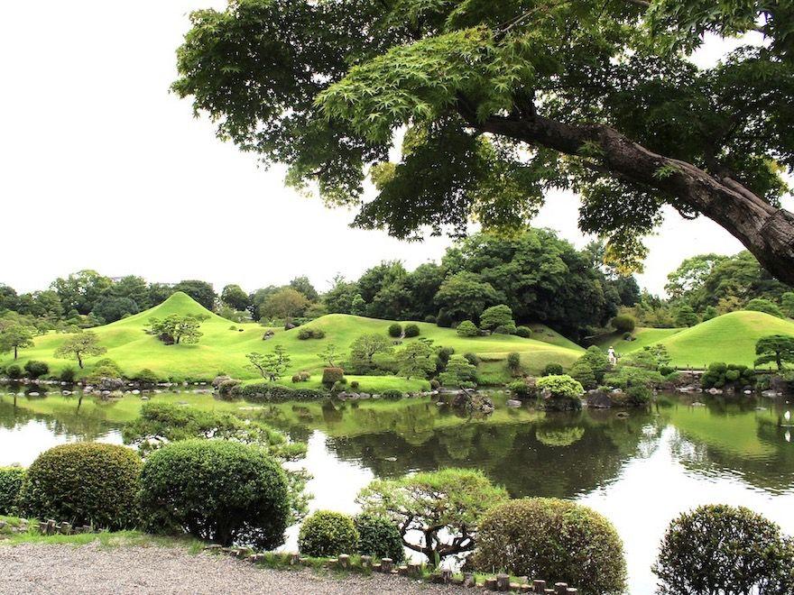 古今伝授の間から眺める庭園