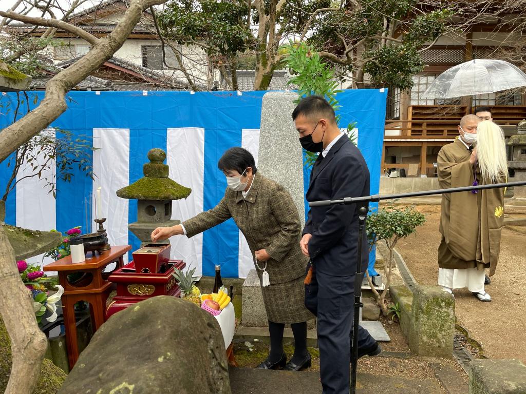 参列者による焼香。城親賢公の子孫・城妙子さんと城政樹さん