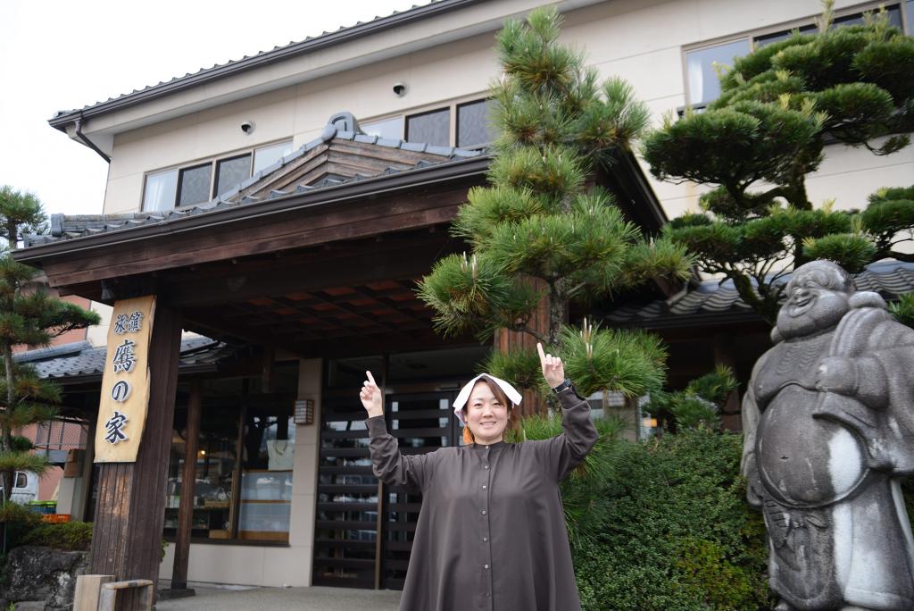 宿の前で、テンション高めの今村です