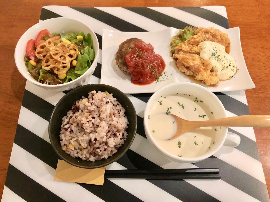 今回は、「十五穀ご飯」と「サツマイモと豆乳のスープ」、「和風サラダ」、メインは「手ごねハンバーグ」と「特製タルタルのチキン南蛮」をチョイス