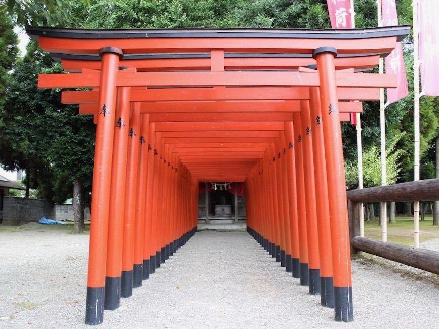 朱塗りの鳥居が印象的な「稲荷神社」　