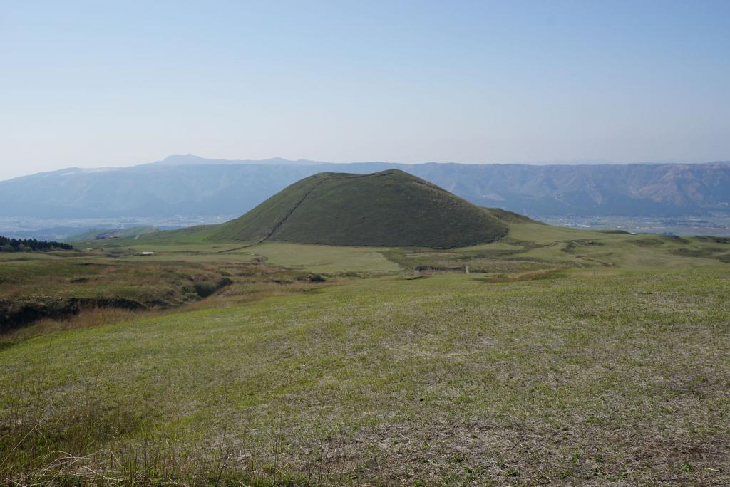 春から夏にかけ、美しい緑に覆われる阿蘇市の「米塚」