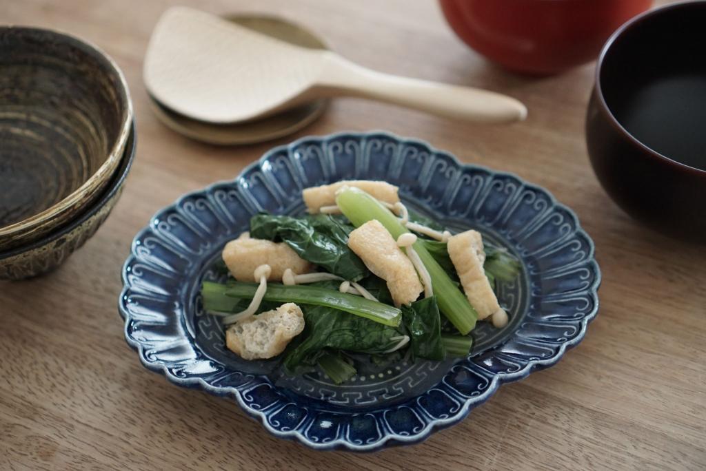 瑠璃釉陽刻雲型皿×青菜と油揚げのお浸し