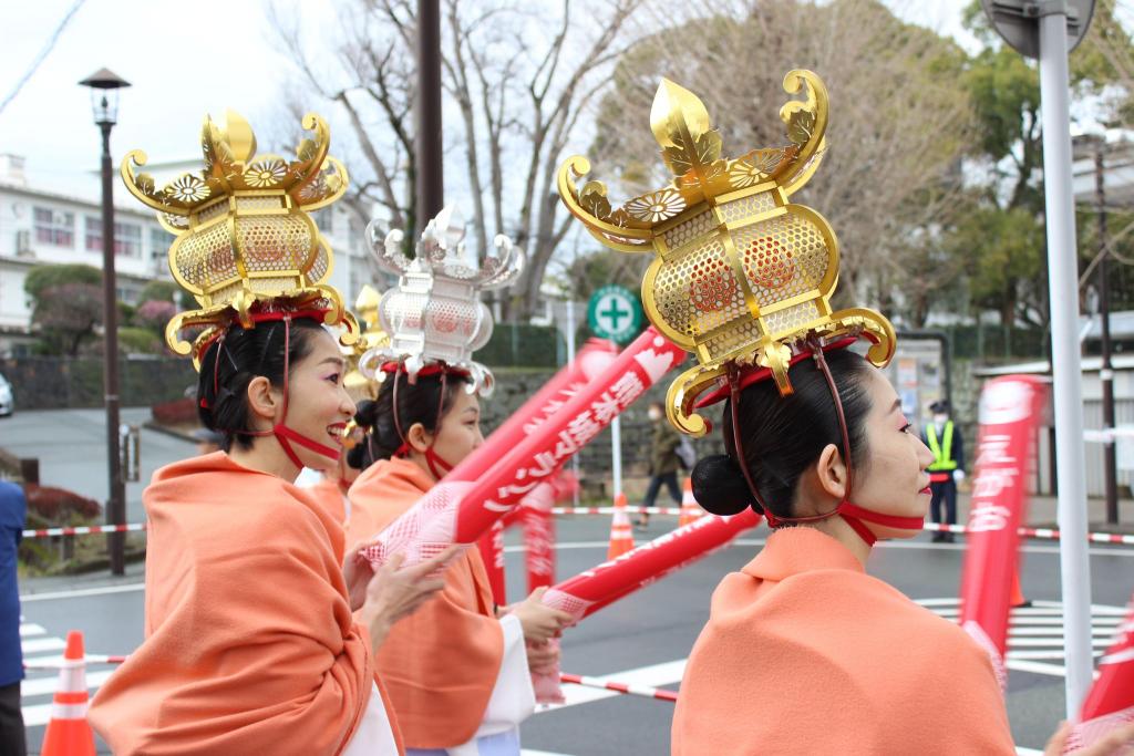 山鹿灯籠踊り保存会メンバーの応援に、ランナーも最後の力を振り絞って快走