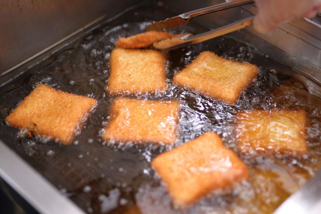 その場で揚げたての蒲鉾が食べられる。火傷注意！