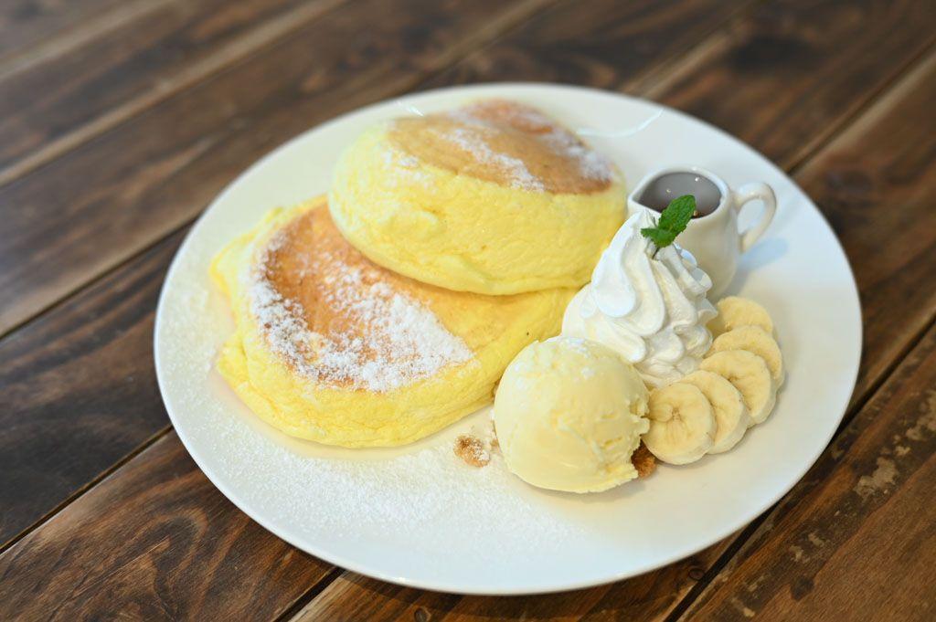 “リコッタチーズパンケーキ”。注文してから焼き始めるため20〜30分かかるそう