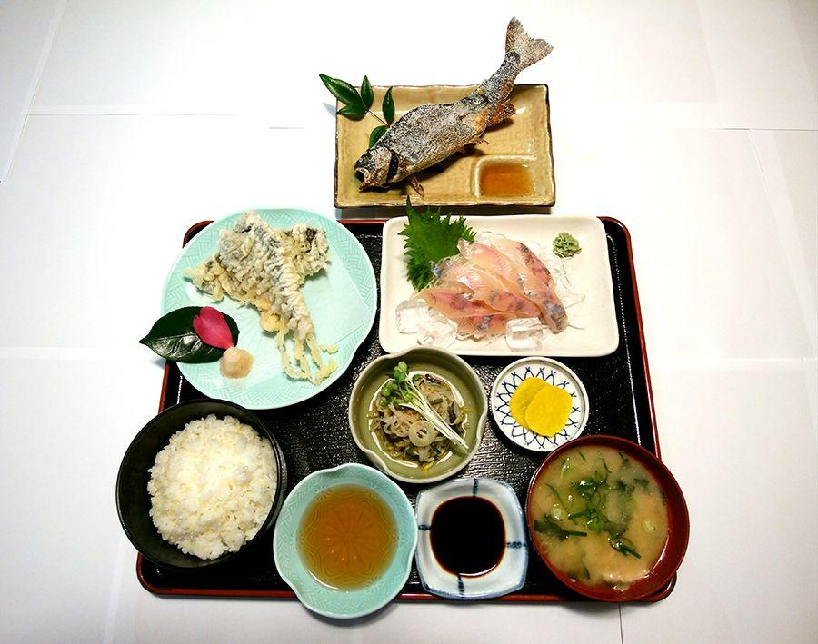 定食も数種類あり。写真は「名水だご汁定食」　※提供写真