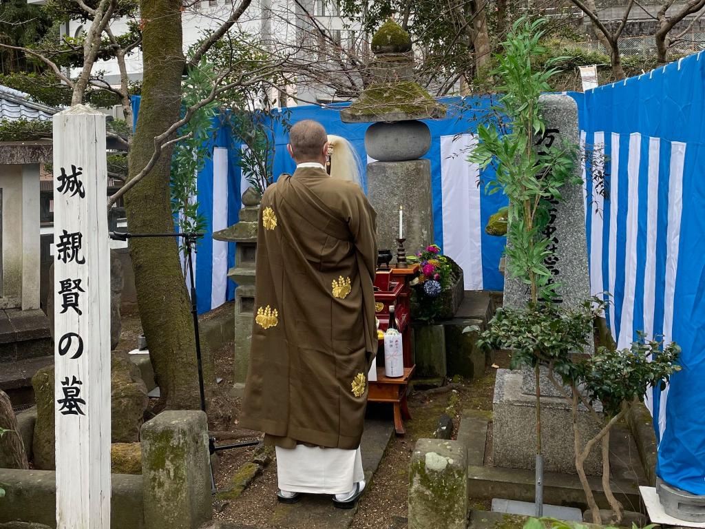 岳林寺の住職による読経