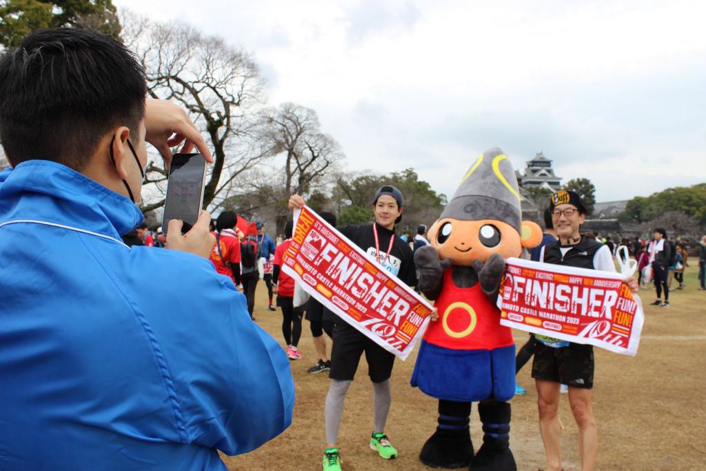 （写真左から）記念写真を撮る吉川卓志さんと阪野慎一さん