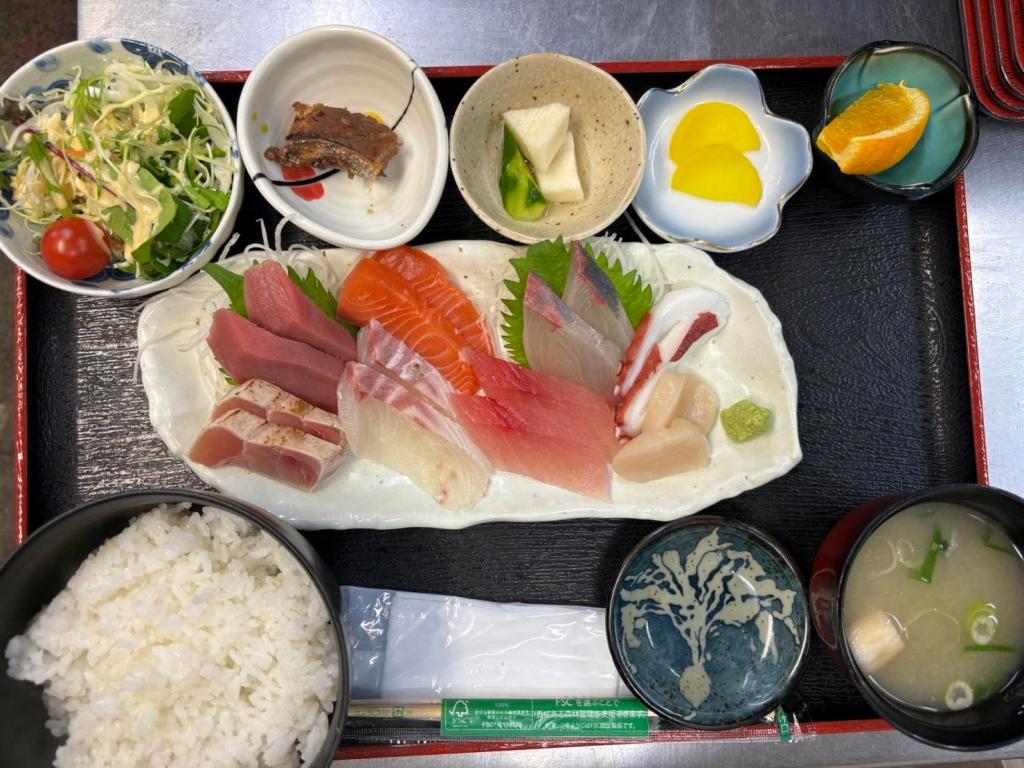 新鮮な魚をお手頃価格で食べられる「魚良」の「刺身御膳」