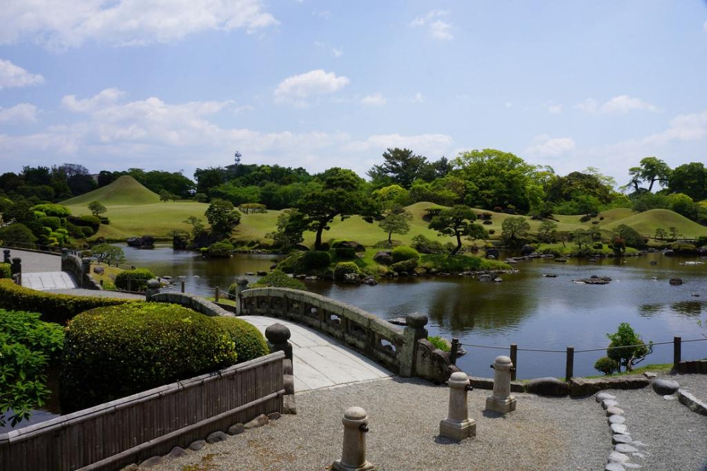 水前寺成趣園：忠利が「水前寺」という寺院を建てたことから由来し、細川家の茶屋として利用されていた庭園。 桃山式の回遊式庭園は、細川家５代目・綱利の時に完成したもの。