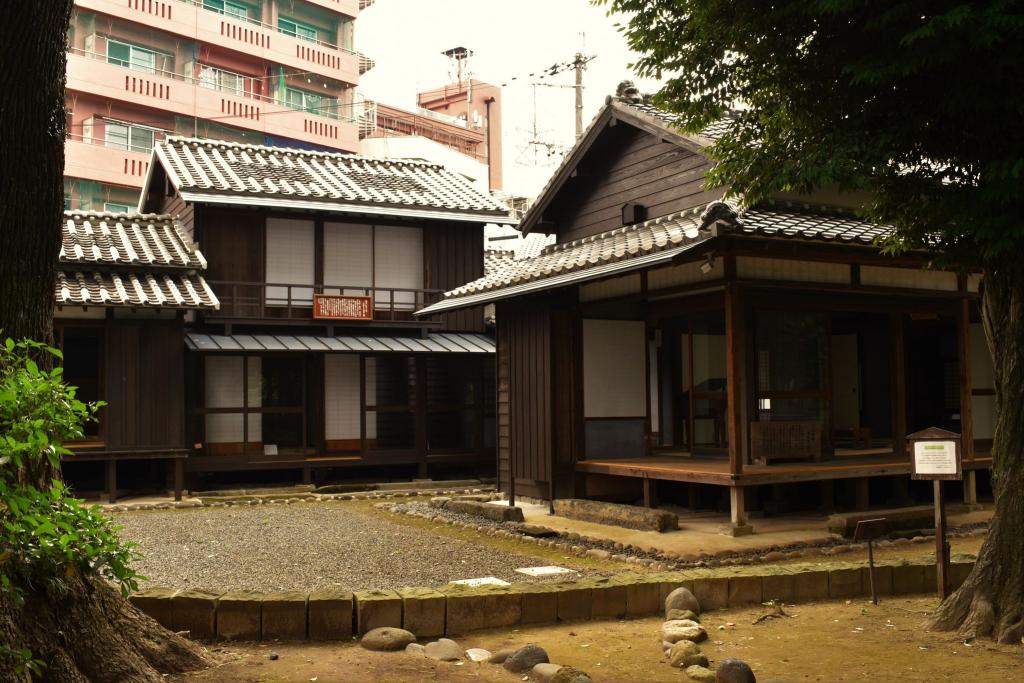 徳富旧邸の全景。蘇峰と、5歳下の弟で『不如帰（ほととぎす）』で知られる小説家・徳富蘆花が少年時代を過ごした。建物右が大江義塾跡