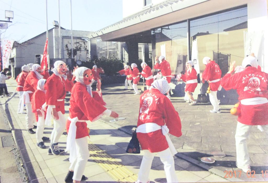 宮崎日向が発祥というひょっとこ踊りで応援する「かわしりひょっとこ愛笑会」の皆さん　※2017（平成29）年大会