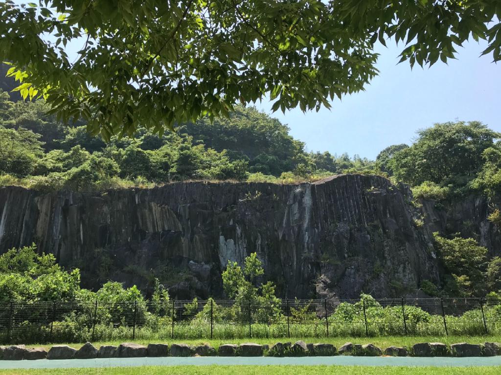 緑と岩壁のコントラストも見ごたえあり！