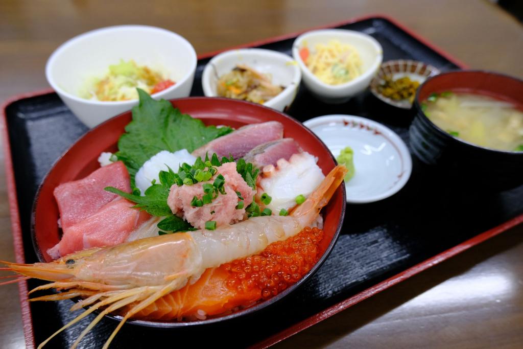 「いろは食堂」名物の海鮮丼。魚好きにはたまりません