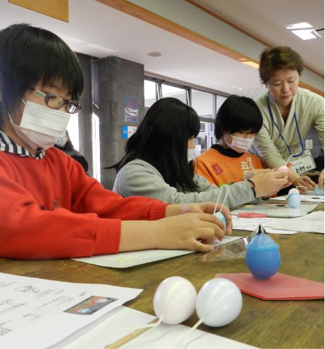 写真：工芸体験の様子