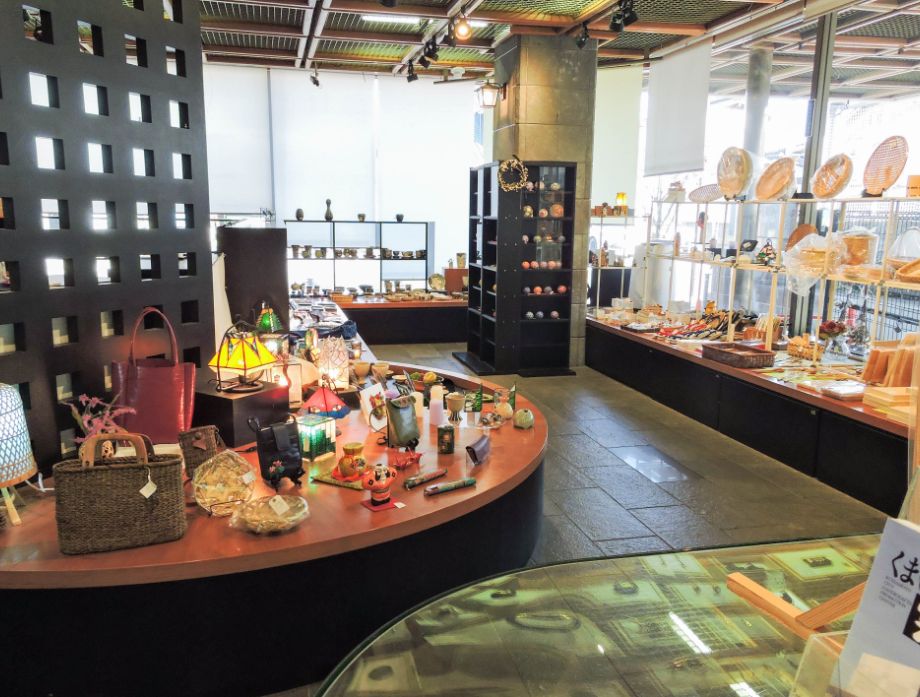 写真：クラフトショップ蔵(売店)