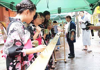 Yukata-Fest unterhalb der Burg Kumamoto