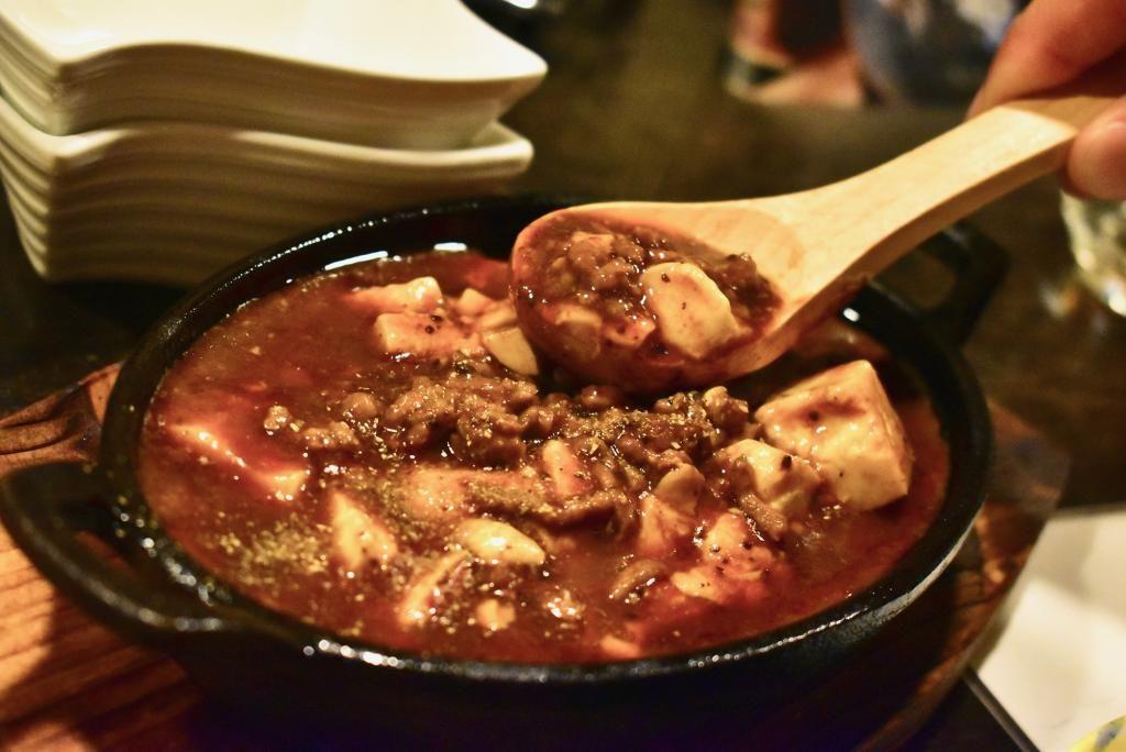 Le "mapo tofu" servi sur une plaque de fer est piquant mais a une saveur douce.