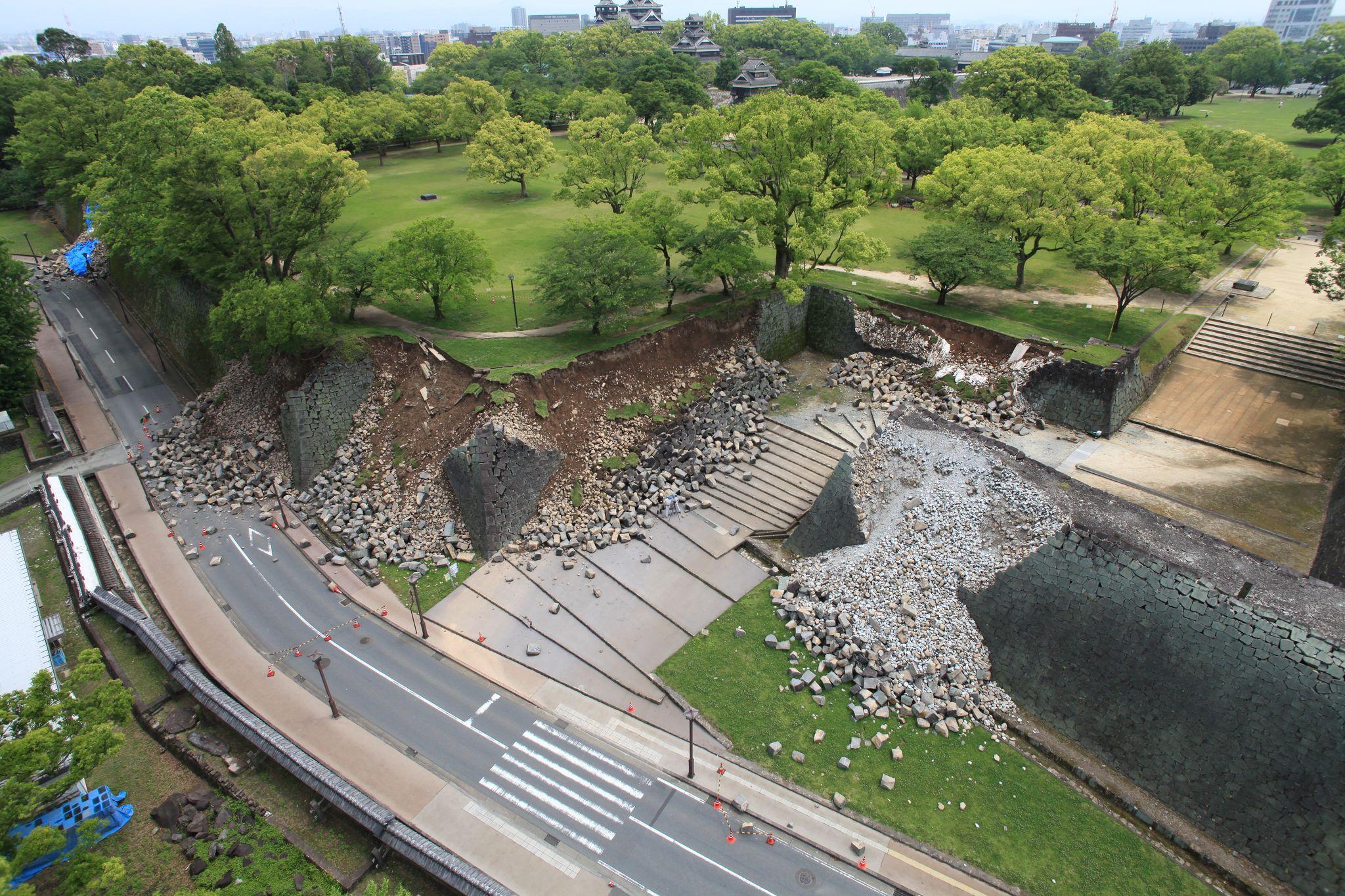 地震後の二の丸御門