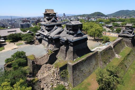 地震後の大天守・小天守