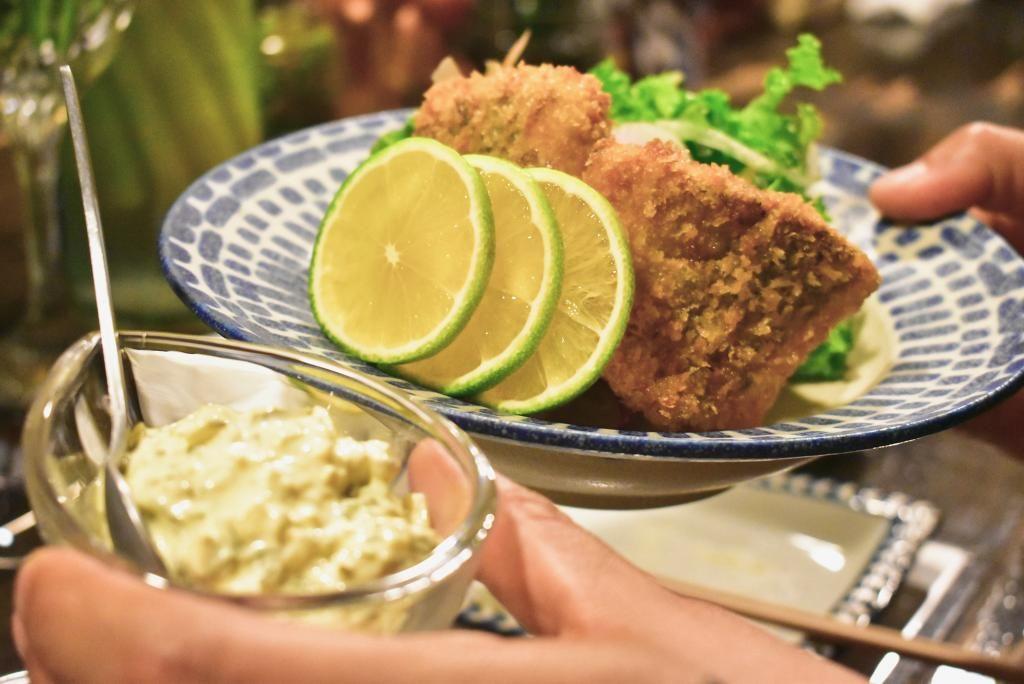 Le chinchard frit servi avec une sauce tartare. La vaisselle est également très belle.