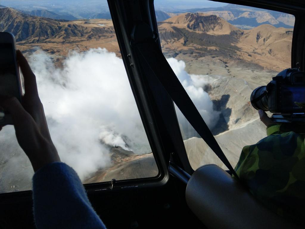 Ou faites un tour en hélicoptère incroyable au-dessus du volcan très actif du mont Aso.