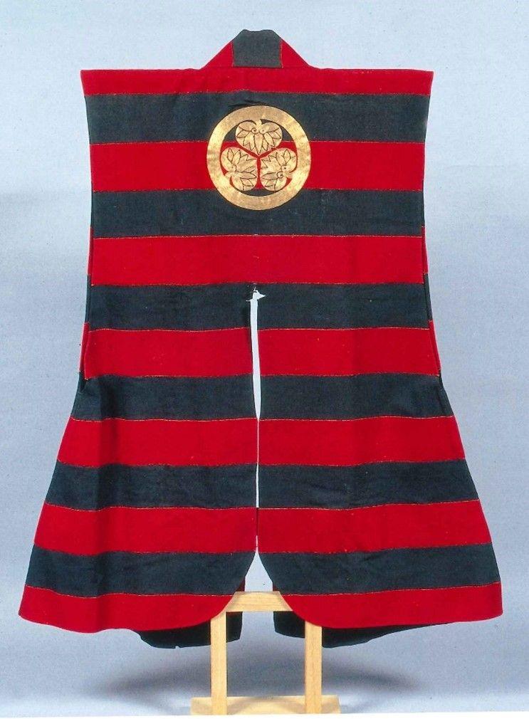 松井興長所用 《緋黒羅紗段替陣羽織》 江戸時代前期（１７世紀） 松井文庫所蔵