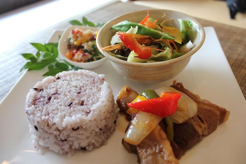 Porc "kakuni" de style one plate (avec du riz aux céréales, de la salade et de la marinade de quinoa)