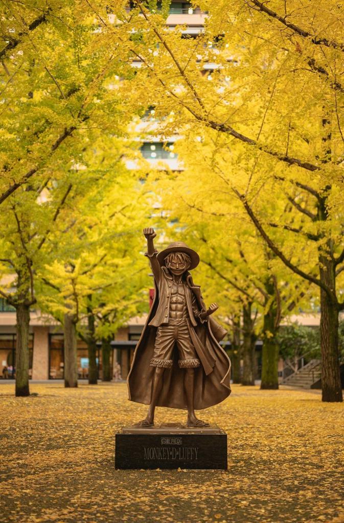Ruffy unter einem Ginkgobaum im Herbst