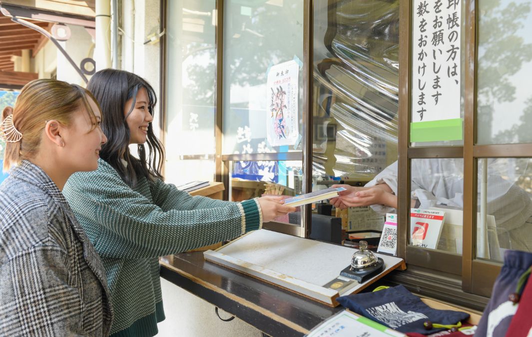 御朱印をいただく写真