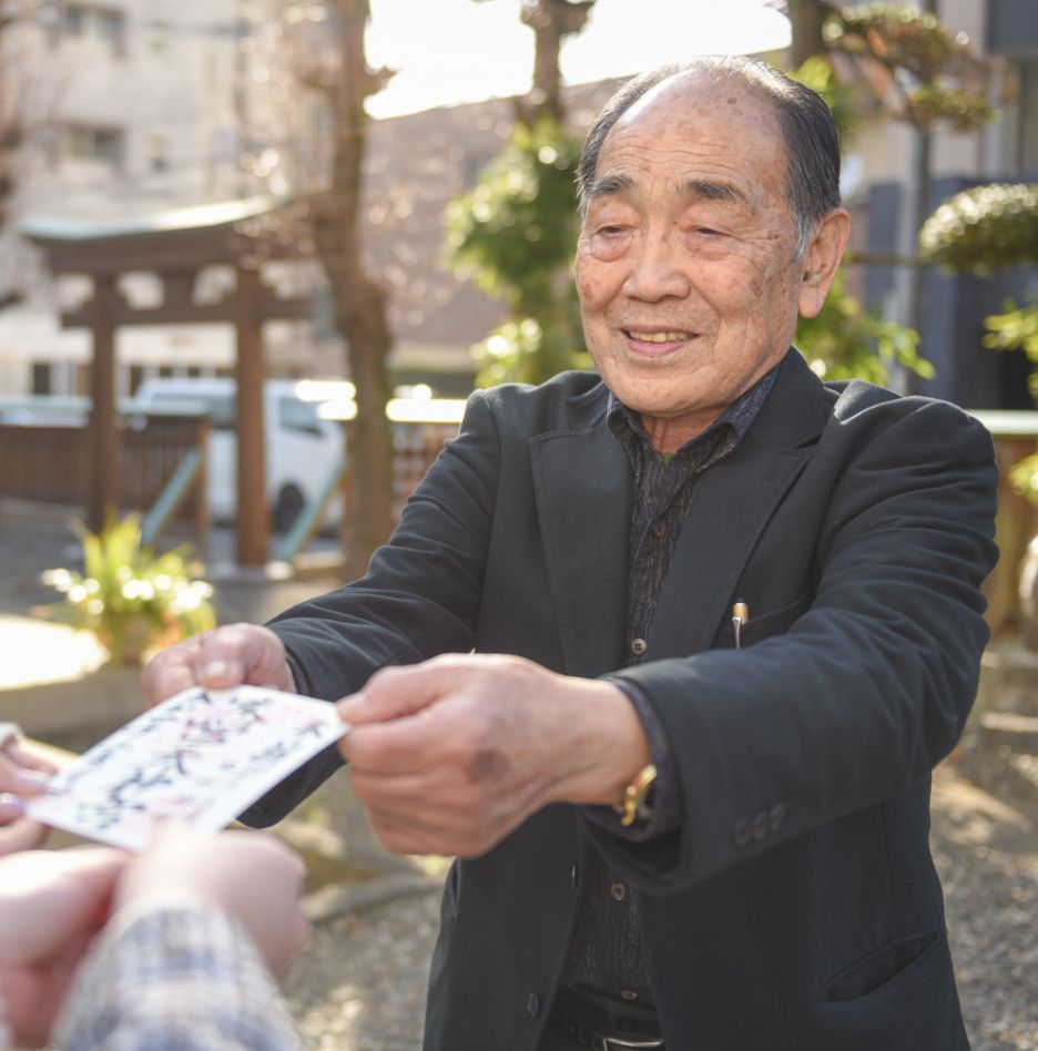 責任総代 田代高造氏から御朱印をいただく写真